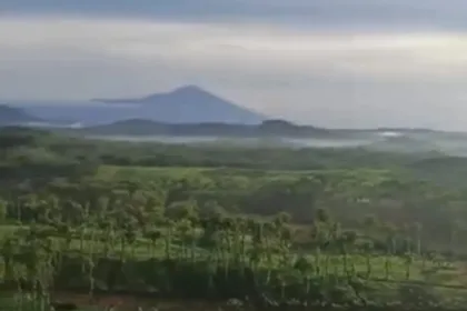 Panorama alam berupa sunrise maupun sunset dari atas bukit jagung di Bukit Ksatria Cilacap. (Foto: Tangkapan layar Instagram @bukitksatria)