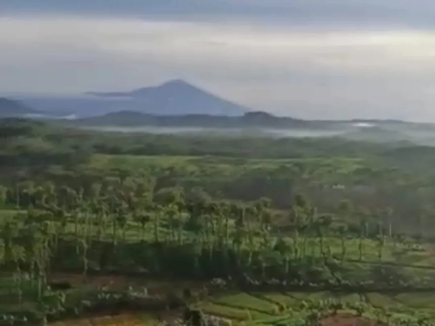 Panorama alam berupa sunrise maupun sunset dari atas bukit jagung di Bukit Ksatria Cilacap. (Foto: Tangkapan layar Instagram @bukitksatria)