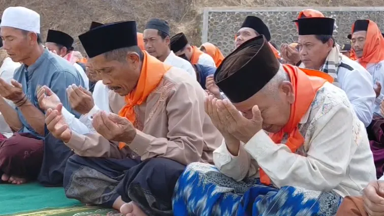 Warga Kebutuhjurang saat doa bersama usai melaksanakan salat istisqa