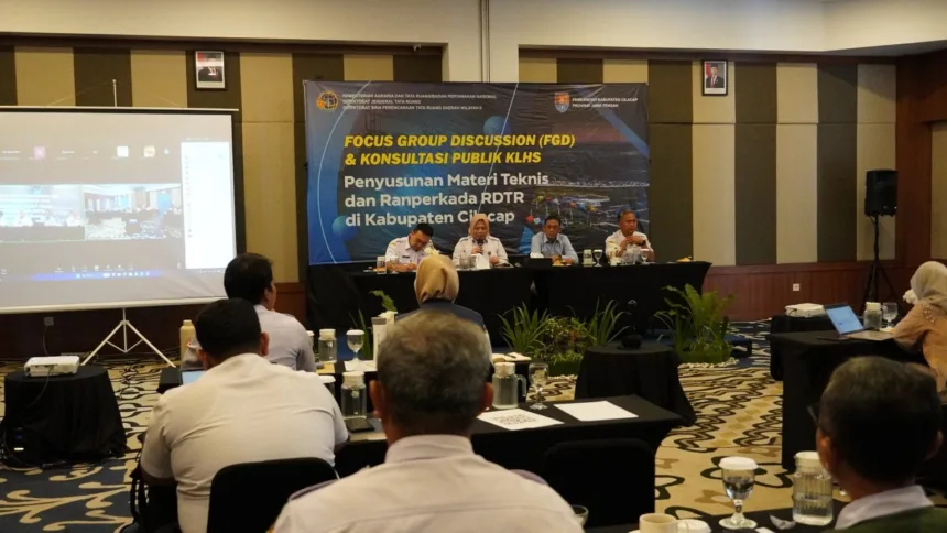 Pemerintah Kabupaten Cilacap bergerak cepat mendorong kemudahan investasi dan kepastian hukum tata ruang dengan menggelar Focus Group Discussion (FGD) 1 Rencana Detail Tata Ruang (RDTR) di Hotel Aston Inn Cilacap, Rabu (30/9/2026).(Foto: Diskominfo Cilacap)