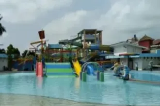 Potret keceriaan di Kolam Renang Tirtamas Indah, salah satu rekomendasi waterpark terlengkap di Cilacap. (Foto: sisparnas.kemenparekraf.go.id)