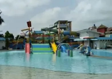 Potret keceriaan di Kolam Renang Tirtamas Indah, salah satu rekomendasi waterpark terlengkap di Cilacap. (Foto: sisparnas.kemenparekraf.go.id)