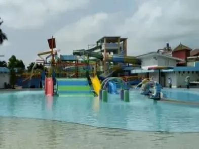 Potret keceriaan di Kolam Renang Tirtamas Indah, salah satu rekomendasi waterpark terlengkap di Cilacap. (Foto: sisparnas.kemenparekraf.go.id)