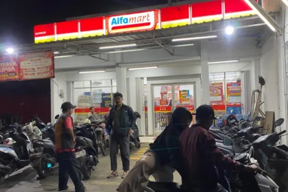 Mulai Kamis, 1 Oktober 2026, seluruh pelanggan yang berbelanja di gerai ritel modern Alfamart di wilayah Kabupaten Banyumas resmi dibebaskan dari tarif parkir.(Foto: Hari Suratno)