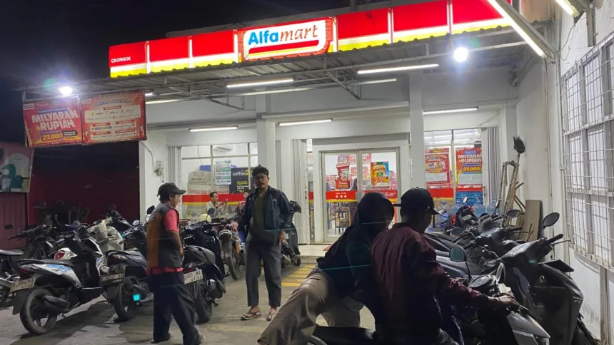 Mulai Kamis, 1 Oktober 2026, seluruh pelanggan yang berbelanja di gerai ritel modern Alfamart di wilayah Kabupaten Banyumas resmi dibebaskan dari tarif parkir.(Foto: Hari Suratno)