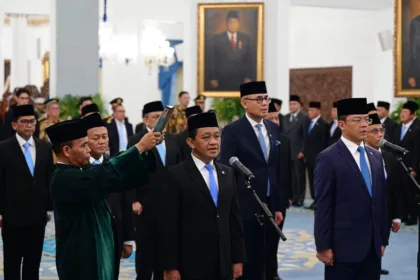 Menteri Koordinator (Menko) Bidang Hilirisasi dan Transisi Energi sekaligus Menteri Energi dan Sumber Daya Mineral (ESDM), Bahlil Lahadalia usai dilantik Presoden di Istana Negara, Jakarta, pada Kamis (01/10/2026).(Foto BPMI Setpres)