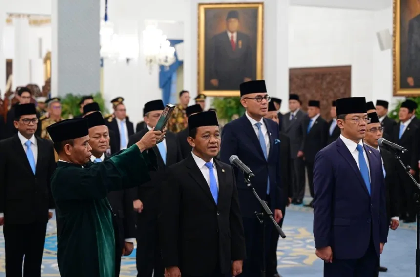 Menteri Koordinator (Menko) Bidang Hilirisasi dan Transisi Energi sekaligus Menteri Energi dan Sumber Daya Mineral (ESDM), Bahlil Lahadalia usai dilantik Presoden di Istana Negara, Jakarta, pada Kamis (01/10/2026).(Foto BPMI Setpres)