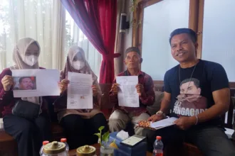Keluarga korban rudapaksa bersama Djoko Susanto dari Klinik Hukum Peradi SAI Purwokerto.(Foto: Hari Suratno)