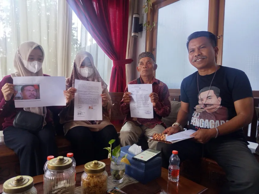 Keluarga korban rudapaksa bersama Djoko Susanto dari Klinik Hukum Peradi SAI Purwokerto.(Foto: Hari Suratno)