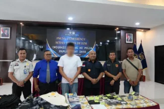 Kantor Imigrasi Sorong resmi menyerahkan seorang warga negara asing asal Tiongkok berinisial WS beserta barang bukti kepada Kepolisian Daerah Papua Barat Daya.(Foto: imigrasi.go.id)
