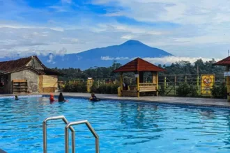 View Karanganyar Waterpark (KaWePe) di Patikraja, Banyumas dengan pemandangan Gunung Slamet. (Foto: karanganyar-ptk.desa.id)