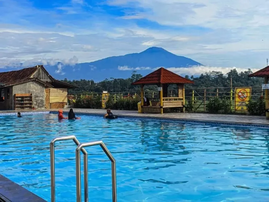 View Karanganyar Waterpark (KaWePe) di Patikraja, Banyumas dengan pemandangan Gunung Slamet. (Foto: karanganyar-ptk.desa.id)