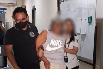 Petugas Kantor Imigrasi Denpasar memindahkan seorang Warga Negara Asing asal Belanda berinisial FM ke Rumah Detensi Imigrasi Denpasar.(Foto: imigrasi.go.id)