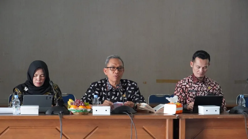 Rapat Percepatan Capaian Pelaksanaan CKG di Ruang Jalabhumi Setda Cilacap, Jumat (2/10/2026).(Foto: Diskominfo Cilacap)