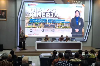 Sekda Cilacap Annisa Fabriana menyampaikan arahan dalam Dialog Kinerja Sinergi Sistem Kerja dengan Kelembagaan Perangkat Daerah di Aula BPKD, Jumat (2/10/2026).(Foto: Diskominfo Cilacap)