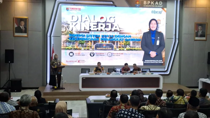 Sekda Cilacap Annisa Fabriana menyampaikan arahan dalam Dialog Kinerja Sinergi Sistem Kerja dengan Kelembagaan Perangkat Daerah di Aula BPKD, Jumat (2/10/2026).(Foto: Diskominfo Cilacap)