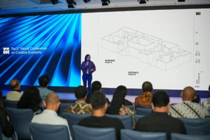 Wakil Menteri Ekonomi Kreatif/Wakil Kepala Badan Ekonomi Kreatif (Ekraf), Irene Umar, menyampaikan paparan kepada komunitas dan brand kreatif dalam rangkaian kegiatan World Conference on Creative Economy (WCCE) 2026 di Gedung Balai Kota, Jakarta.(Foto: ekraf.go.id)