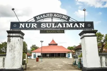 Masjid Agung Nur Sulaiman di kawasan Kota Lama Banyumas. (Foto: visitjawatengah.jatengprov.go.id)