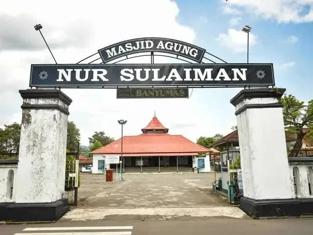 Masjid Agung Nur Sulaiman di kawasan Kota Lama Banyumas. (Foto: visitjawatengah.jatengprov.go.id)