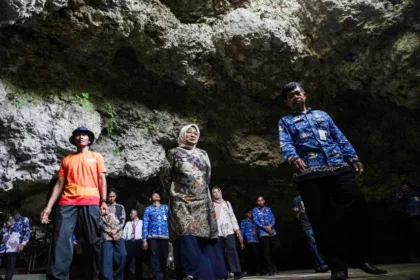 Bupati Kebumen Lilis Nuryani meninjau langsung kondisi goa Jatijajar.(Foto: Pemkab Kebumen)
