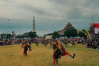 Kesenian tradisional Kuda Kepang Ebeg, saat tampil dalam HUT Ke-170 Kabupaten Cilacap beberapa waktu lalu di Alun-alun Cilacap. (Foto: Tangkapan layar Instagram @bupati_cilacap)
