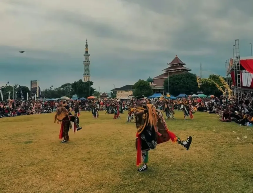 Kesenian tradisional Kuda Kepang Ebeg, saat tampil dalam HUT Ke-170 Kabupaten Cilacap beberapa waktu lalu di Alun-alun Cilacap. (Foto: Tangkapan layar Instagram @bupati_cilacap)
