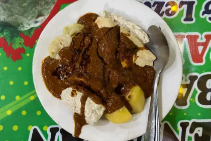 Satu porsi Siomay di Warung Wahyuningsari, Jalan Pramuka Purwokerto yang sudah menjadi kuliner legend. (Foto: Dok Mercusuarnews.co)