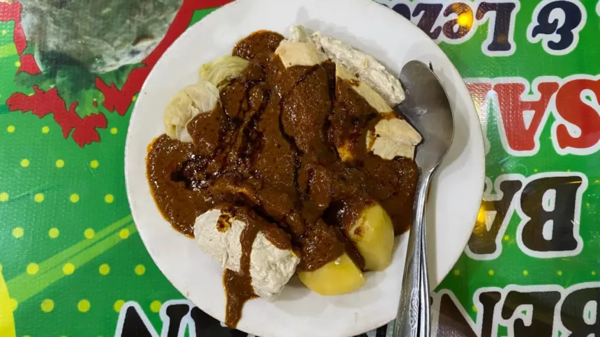 Satu porsi Siomay di Warung Wahyuningsari, Jalan Pramuka Purwokerto yang sudah menjadi kuliner legend. (Foto: Dok Mercusuarnews.co)