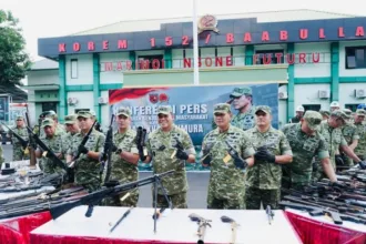 Masyarakat di jajaran Korem 152/Baabullah secara sukarela menyerahkan 75 pucuk senjata api, munisi, dan bahan peledak kepada Panglima Kodam (Pangdam) XV/Pattimura Mayjen TNI Dody Triwinarto, S.I.P., M.Han., di Ternate.(Foto: tni.mil.go.id)
