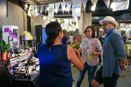 Wakil Menteri Ekonomi Kreatif/Wakil Kepala Badan Ekonomi Kreatif (Ekraf), Irene Umar, mengunjungi salah satu stan dalam acara The Local Market ID: Pasar Wiwitan di SCBD Park, Jakarta.(Foto: ekraf.go.id)