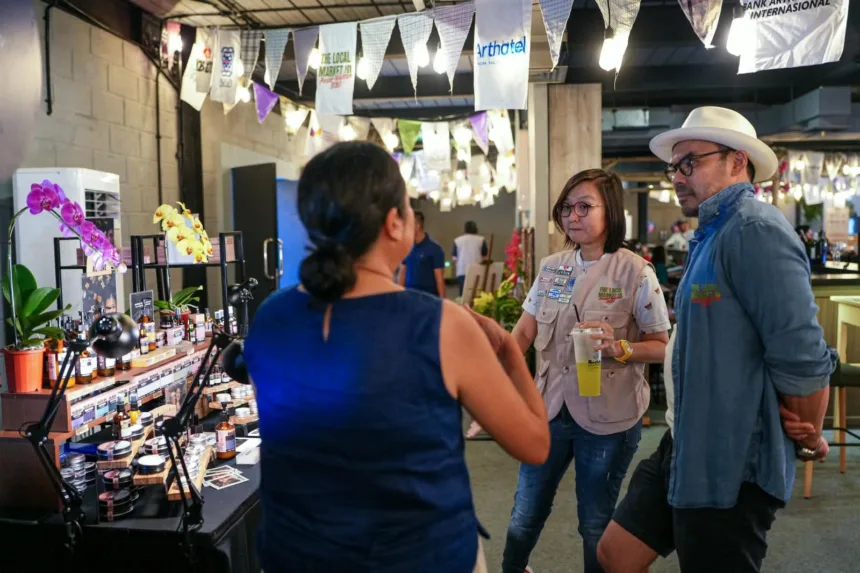 Wakil Menteri Ekonomi Kreatif/Wakil Kepala Badan Ekonomi Kreatif (Ekraf), Irene Umar, mengunjungi salah satu stan dalam acara The Local Market ID: Pasar Wiwitan di SCBD Park, Jakarta.(Foto: ekraf.go.id)