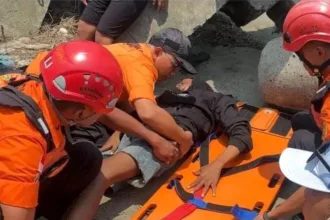 Slamet (30), warga Kedung Ringin, Kecamatan Jatilawang yang terjatuh dari sepeda motornya saat melintas di Dermaga 2 Pelabuhan Perikanan Samudera (PPS) Cilacap pada Minggu (4/10/2026) siang di selamatkan Tim SAR.(Foto: dok Kantor SAR Cilacap)