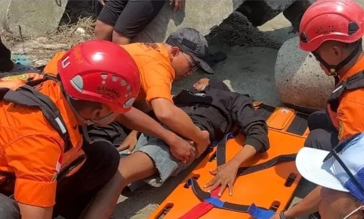 Slamet (30), warga Kedung Ringin, Kecamatan Jatilawang yang terjatuh dari sepeda motornya saat melintas di Dermaga 2 Pelabuhan Perikanan Samudera (PPS) Cilacap pada Minggu (4/10/2026) siang di selamatkan Tim SAR.(Foto: dok Kantor SAR Cilacap)