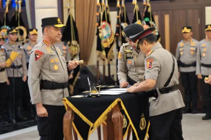 Kapolri Jenderal Suyudi Ario Seto memimpin langsung upacara Korps Raport kenaikan pangkat dan serah terima jabatan (sertijab) bagi puluhan Perwira Tinggi (Pati) dan Perwira Menengah (Pamen) Polri di Rupattama Mabes Polri, Jakarta, Sabtu (3/10/2026) malam.(Foto: Humas Polri)