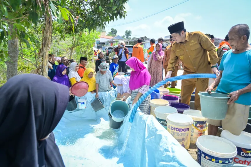 Wakil bupati Banjarnegara saat salurkan bantuan air bersih untuk atasi kekeringan di Banjarnegara