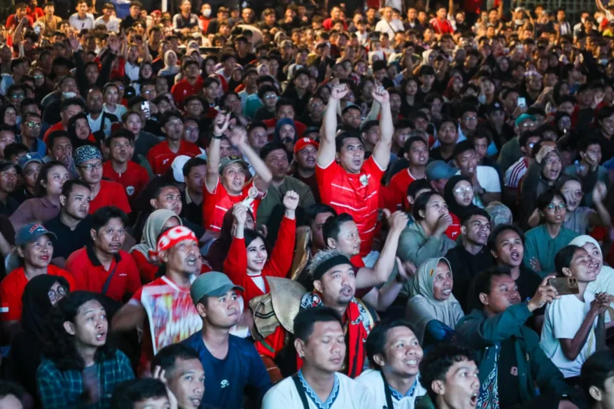 Wakil Gubernur Jateng Taj Yasin bersama ribuan warga ikut merayakan kemenangan Timnas Indonesia setelah berhasil keluar sebagai juara FIFA ASEAN Cup 2026 usai mengalahkan Thailand lewat adu penalti. (dok. Pemprov Jateng)
