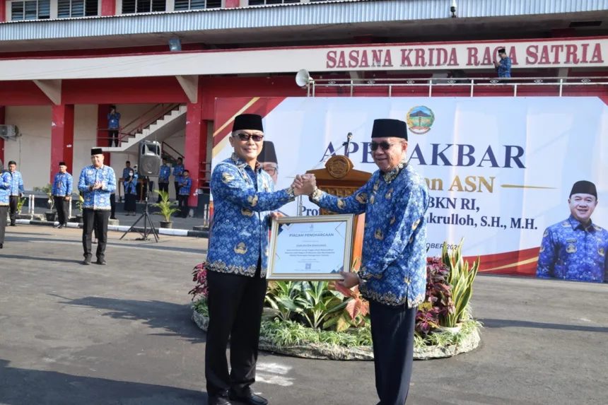 Kepala BKN RI, Prof. Dr. Zudan Arif Fakrulloh, S.H., M.H., memberikan penghargaan kepada Bupati Banyumas, Sadewo Tri Lastiono, dalam gelaran Apel Akbar dan Pembinaan ASN di GOR Satria Purwokerto, Senin (5/10/2026).(Foto: Pemkab Banyumas)
