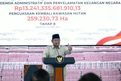Presiden Prabowo Subianto mengungkap adanya ancaman serta intimidasi yang menyasar jajaran Satuan Tugas Penertiban Kawasan Hutan beserta keluarga mereka saat menjalankan tugas menyelamatkan kekayaan negara.(Foto: BPMI Setpres)