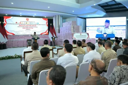 Presiden Republik Indonesia Prabowo Subianto menyaksikan langsung penyerahan denda administratif, penyelamatan keuangan negara, serta penyerahan hasil penguasaan kembali kawasan hutan tahap kedelapan di Kompleks Kejaksaan Agung, Jakarta.(Foto: BPMI Setpres)