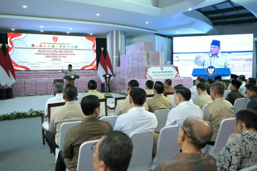 Presiden Republik Indonesia Prabowo Subianto menyaksikan langsung penyerahan denda administratif, penyelamatan keuangan negara, serta penyerahan hasil penguasaan kembali kawasan hutan tahap kedelapan di Kompleks Kejaksaan Agung, Jakarta.(Foto: BPMI Setpres)