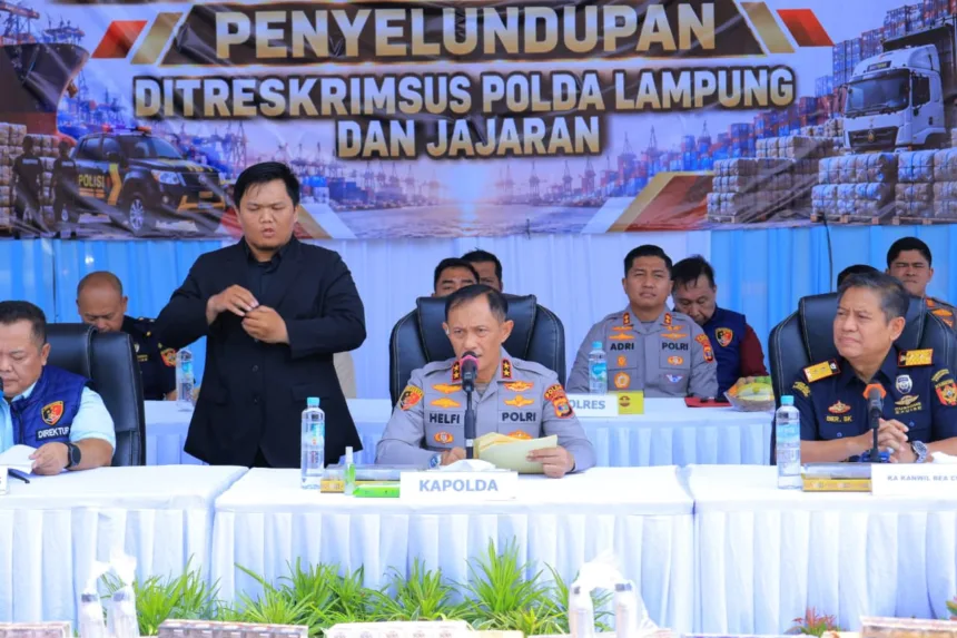Kapolda Lampung Irjen Pol Helfi Assegaf dalam konferensi pers di Lapangan Apel Polda Lampung.(Foto: humas.polri.go.id)