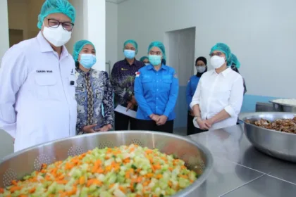 BPOM Taruna Ikrar memimpin pengawasan serentak ke sejumlah Satuan Pelayanan Pemenuhan Gizi (SPPG) di Provinsi Nusa Tenggara Barat.(Foto: pom.go.id)