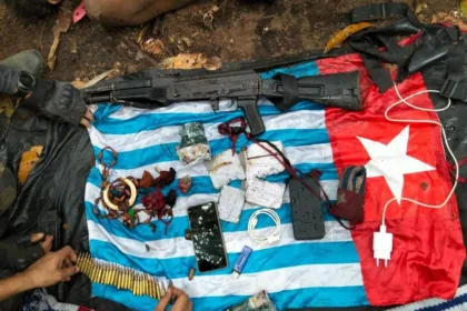 Senjata OPM yang berhasil di sita pasukan TNI usai terrjadi kontak senjata di kawasan Sungai Frambu, Papua Barat Daya.(Foto: tni.mil.id)