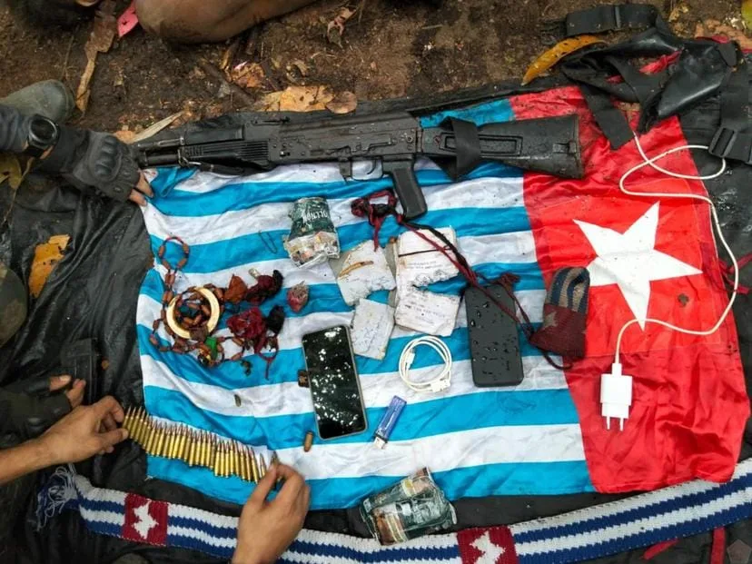 Senjata OPM yang berhasil di sita pasukan TNI usai terrjadi kontak senjata di kawasan Sungai Frambu, Papua Barat Daya.(Foto: tni.mil.id)