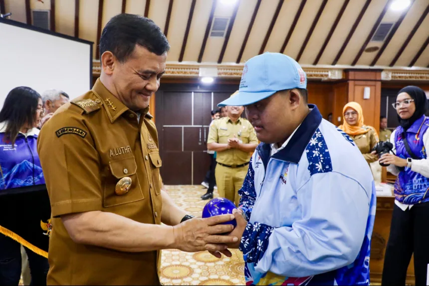Gubernur Jawa Tengah Ahmad Luthfi saat melepas atlet disabilitas menuju Pesonas 2026